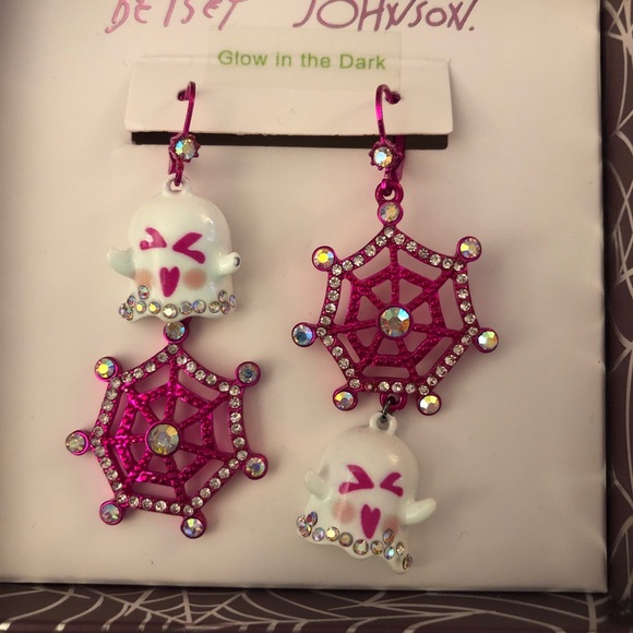 Betsey Johnson Fuchsia Tone Ghost & Spider Web Mismatch Drop Earrings NIB - Picture 9 of 12